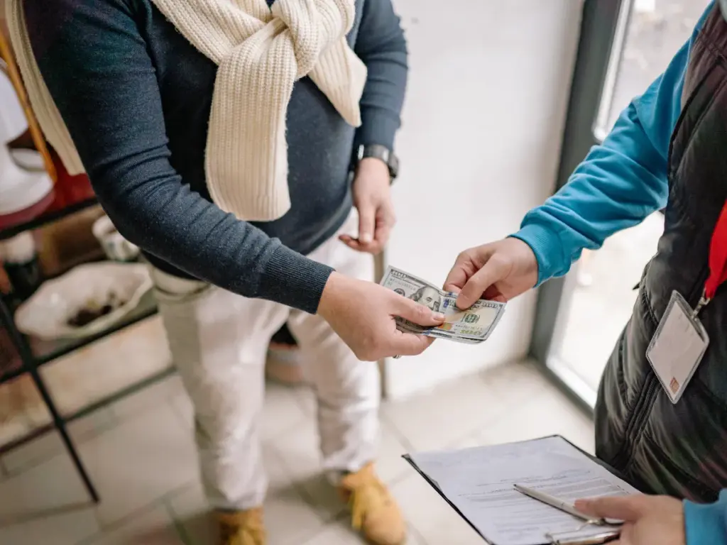 借錢後失聯跑路示意圖，說明欠錢跑路在實務上如何被法院認定為詐欺意圖的重要佐證，呈現欠錢不還什麼罪的判斷邏輯