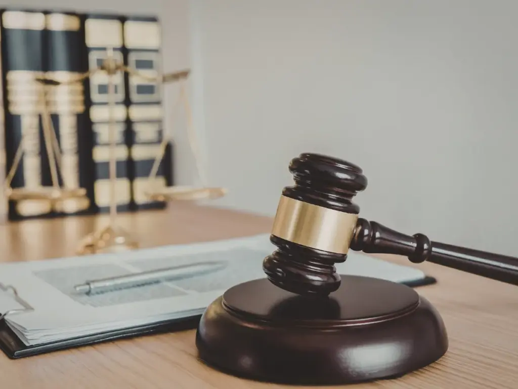 欠錢不還提告方式比較示意圖，呈現支付命令、本票裁定、民事訴訟與刑事告詐欺四種提告路徑的費用、時間與適用條件，協助判斷欠錢不還怎麼提告最有效率