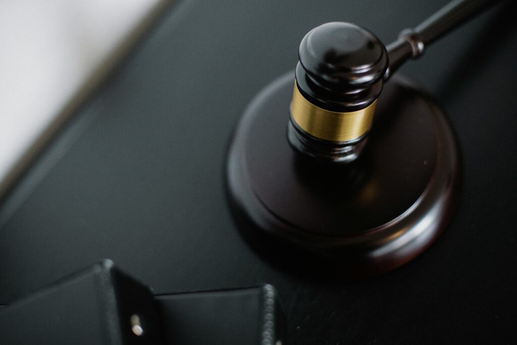 收到傳票了!警局、地檢署來通知怎麼辦?刑事被告一定要找律師嗎?什麼時候要請?公平法槌