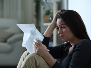 撤回告訴狀必填欄位示意圖，包含收件機關、案號、當事人、事實經過、撤回聲明、日期與親簽