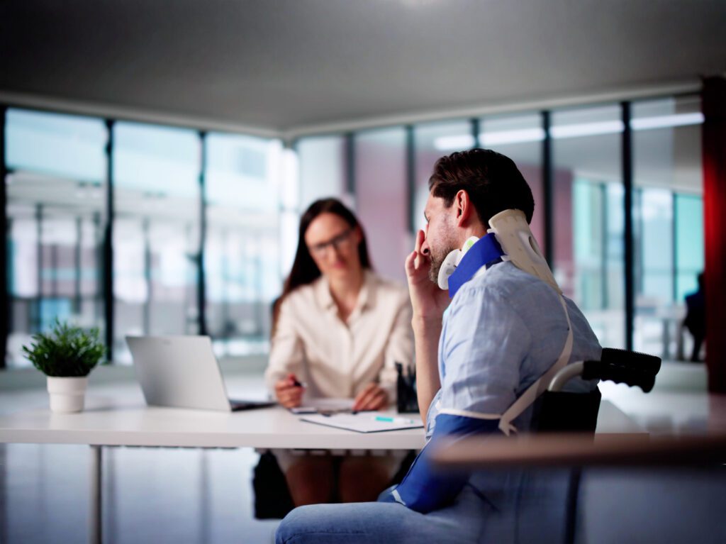 車禍理賠何時需要律師：重大傷亡、肇責爭議、刑事起訴風險或保險拒賠情境