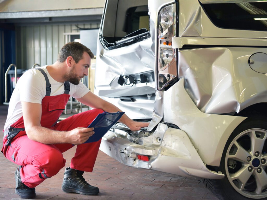 車禍保險怎麼賠：車禍後整理保險理賠與求償資料的示意圖