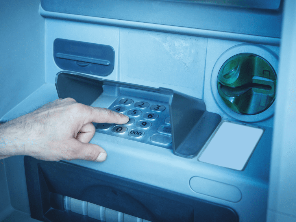 支付命令確定後遭法院強制執行扣薪與凍結帳戶示意圖