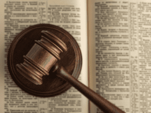 受害者尋求法律公道與支持資源的意象，象徵「求償不是為了錢」