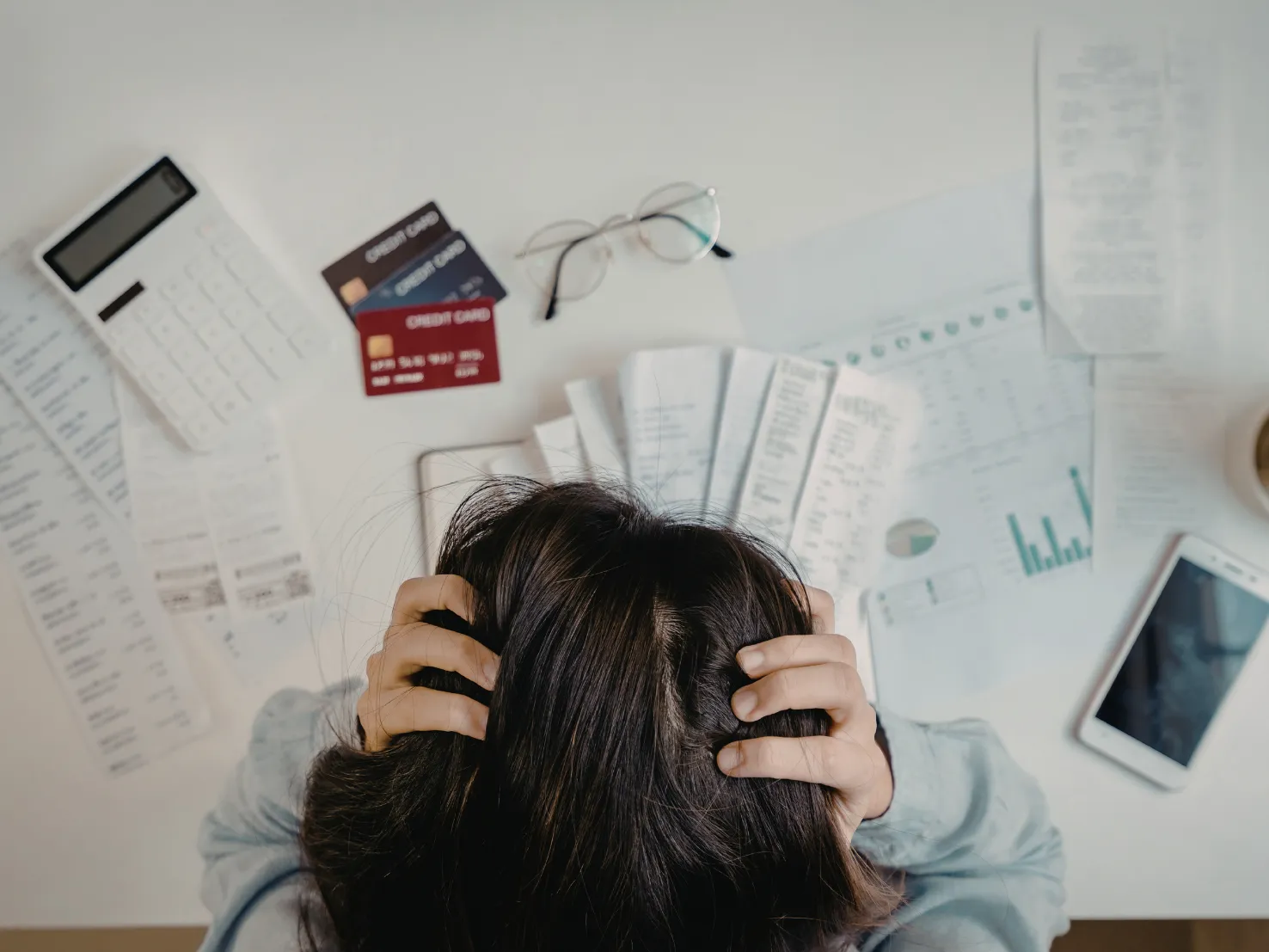 親人過世後家屬查看遺產與債務文件的情境