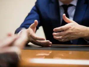 三權分立示意圖，呈現立法權、行政權、司法權三種核心權力分立與制衡的關係，說明權力分立的制度目的