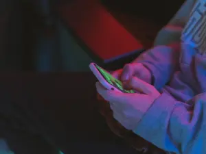 私訊罵人示意圖,說明一對一私訊是否構成妨害名譽的法律判斷標準,呈現私訊提告的刑事責任與民事侵權賠償條件