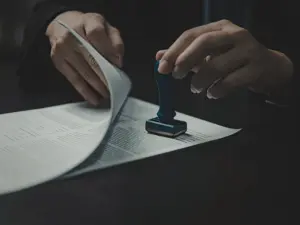 副署制度示意圖,說明憲法第37條規定行政院長副署的定義與法律效力,呈現副署作為法令生效要件的制度原意,以及行政院長副署與總統公布法律之間的憲政關係
