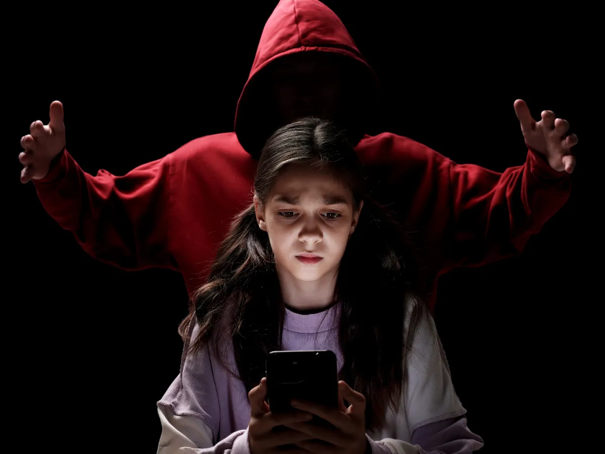 被跟蹤騷擾怎麼辦情境圖,呈現受害者面對跟蹤與訊息騷擾的不安