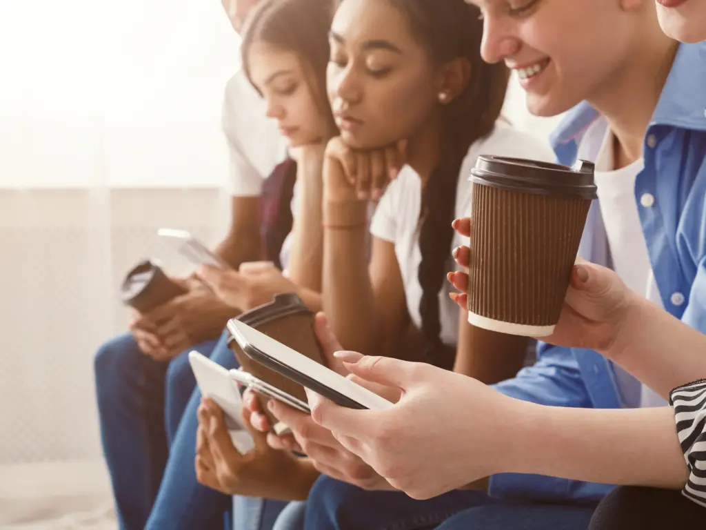 私訊傳送多名對象示意圖，說明一對一罵人妨害名譽的認定關鍵在於「散布意圖」，呈現私訊傳給親友同事後構成名譽侵害的法律判斷邏輯，對應只有兩個人知道會被告嗎的常見疑問