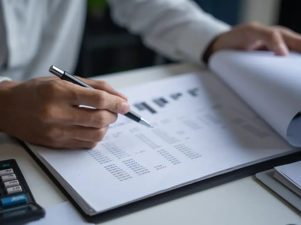 內閣制副署制衡機制示意圖，說明副署制度源自內閣制的責任轉移原理，呈現行政院長副署如何透過權力分立發揮審查制衡功能，以及1997年修憲後台灣副署制度的結構性困境