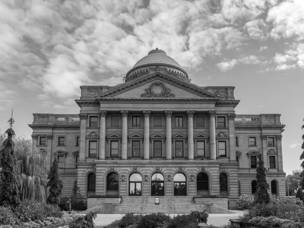 拒絕副署憲政爭議示意圖，說明行政院長拒絕副署財劃法等立法院通過法律的憲法爭議，呈現覆議制度遭架空的問題，以及不副署行為是否等同行政權對立法權行使絕對否決的民主正當性質疑