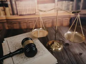 憲法法庭停擺情境圖,呈現法院無法運作的狀態