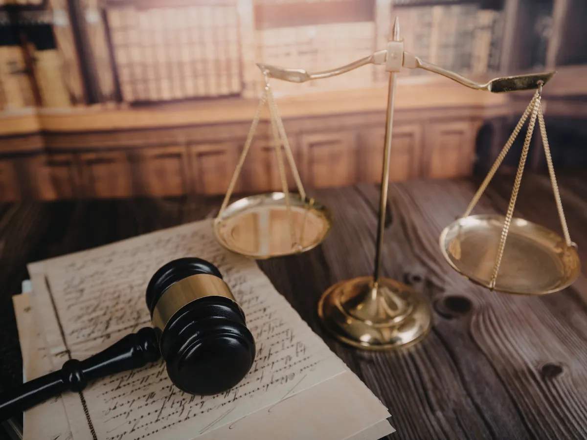 憲法法庭停擺情境圖，呈現法院無法運作的狀態