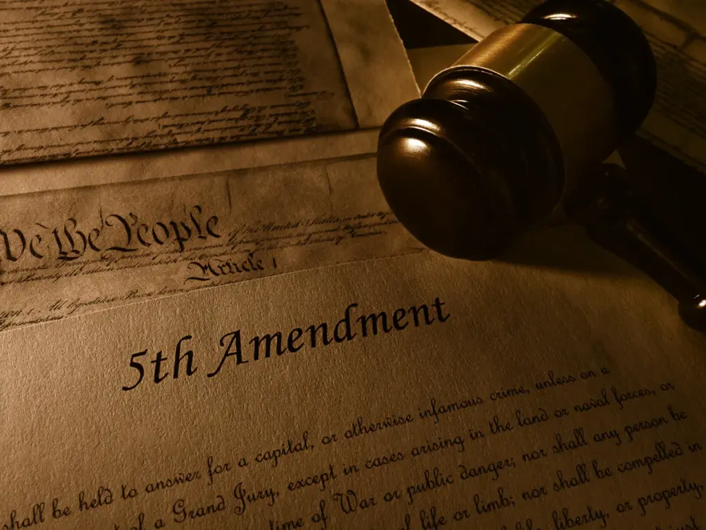 憲法訴訟法修法前後比較圖，顯示評議門檻提高