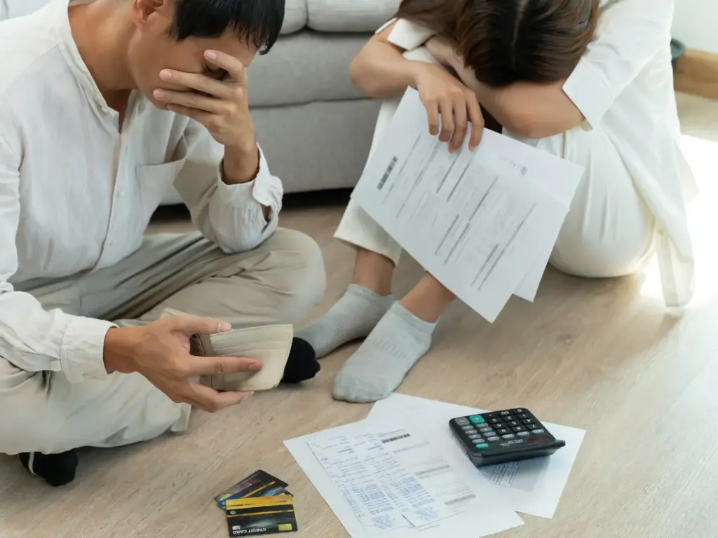 家屬查看長照安置費用，了解社會局追償與扶養費計算方式