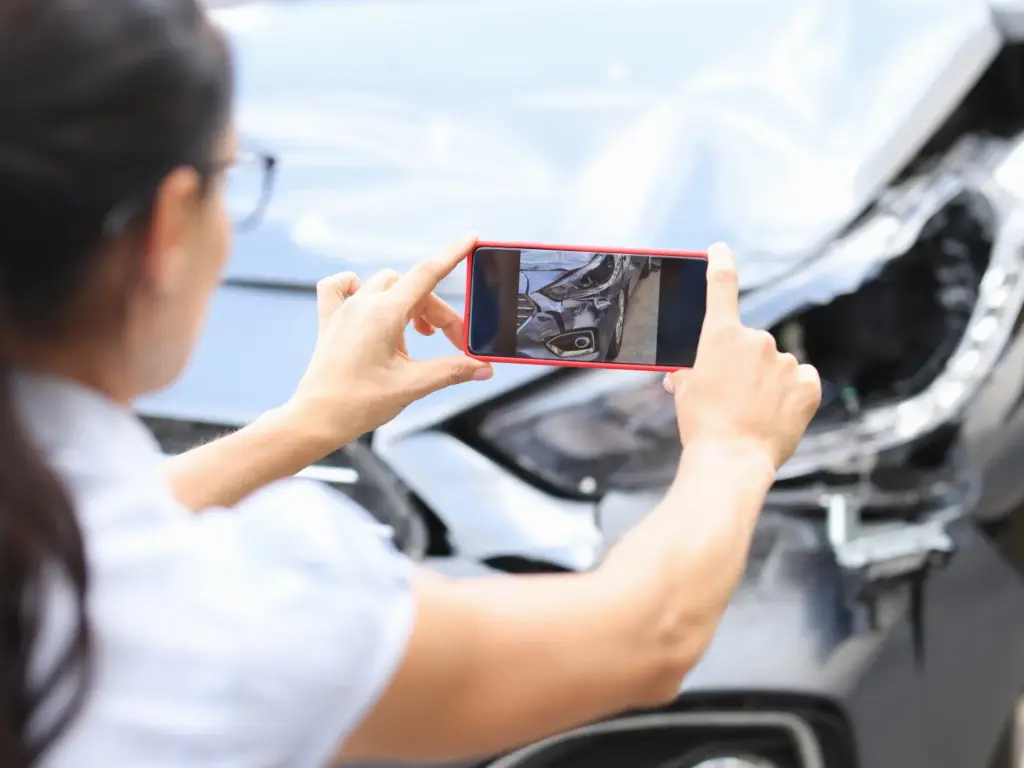 車禍現場應拍攝車輛位置、交通號誌、車損及道路痕跡