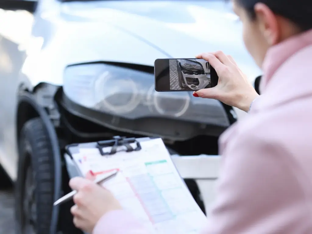 車禍賠償項目包含醫療費、看護費、薪資損失、修車費及精神慰撫金